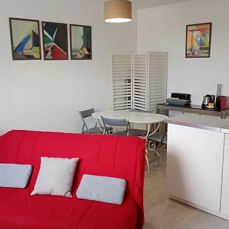 Apartment Lovely T2 Apartment Overlooking Square Montholon Paris