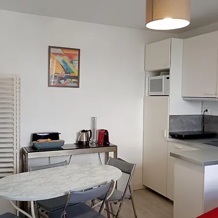 Joli T2 Situé Face Au Square Montholon Appartement Paris