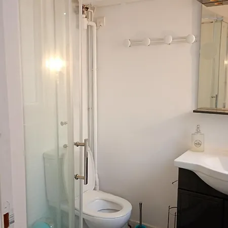 Joli T2 Situé Face Au Square Montholon Appartement Paris