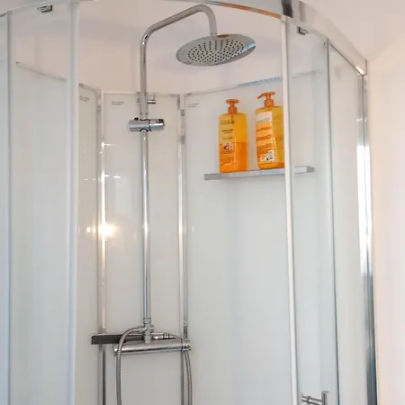 Appartement Joli T2 Situé Face Au Square Montholon Paris